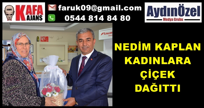 NEDİM KAPLAN KADINLARA ÇİÇEK DAĞITTI