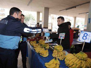 Bayraklı’da zabıta, pazarcılara eldiven ve broşür dağıttı