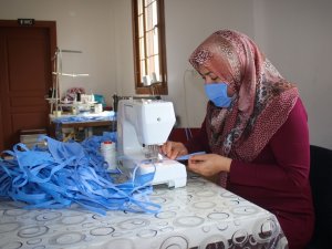 Bergamalı kadınlar hastane için maske dikiyor