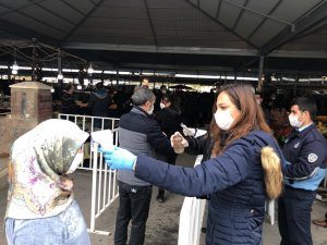 Başkan Aksoy pazarda maske dağıttı