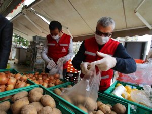 Bayraklı Belediyesi zor günlerde de vatandaşın yanında