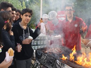 Doğukan Böke ARABACI Zefer'ini Sucuk Partisi İle Kutladı