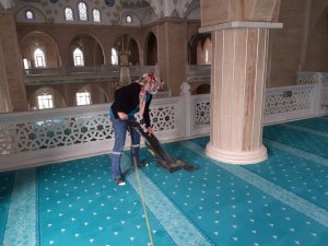 Efeler'de Camiler Cuma Namazı İçin Temizleniyor