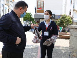 Başkan Atay'dan Cuma Namazında Anlamlı Hediye