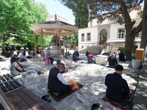 Bergama’da uzun bir aradan sonra ilk Cuma huşu ile kılındı