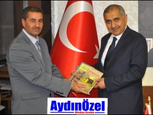 Yazar Bekir Aygül Vali Ö. Faruk Koçak’a Kitaplarını Takdim Etti