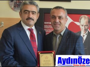 Zafer İlkokulu Haluk ALICIK'a Plaket Verdi