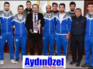 VOLEYBOL TAKIMINDAN REKTÖRE ZİYARET