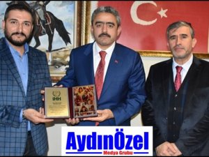 İHH Haluk Alıcık’a Plaket Takdim Etti