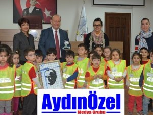 Çevreci Miniklerden Başkan ÖZAKCAN'a Anlamlı Hediye