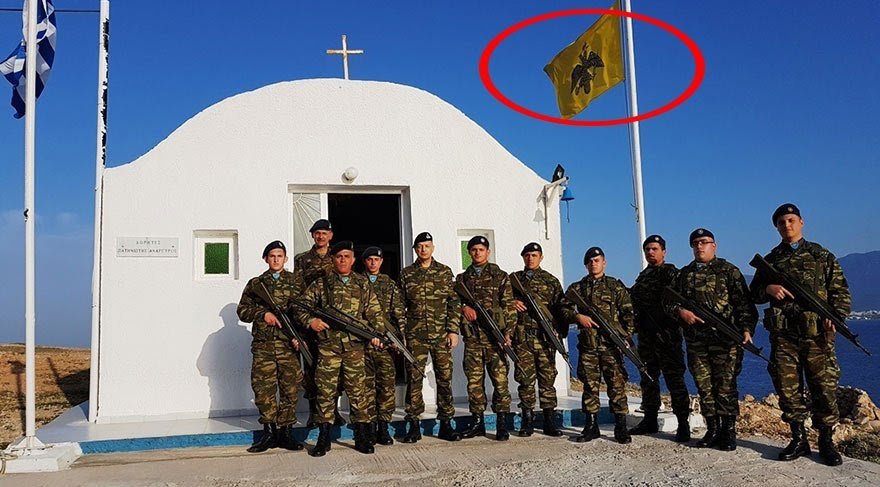 Türklerin Bizans’ı yenip Anadolu’ya girdiği Malazgirt Zaferi’nin yıldönümü anılırken, Ege’de adalarımızı işgal eden Yunanistan’ın yeni bir tahriki ortaya çıktı. Yunanlar, topraklarımıza Bizans bayrağı da asıyor.