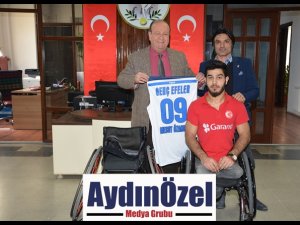 BAŞKAN ÖZAKCAN ENGELLİ SPORCUYU SEVİNDİRDİ