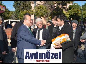 BAŞKAN ÖZAKCAN UMURLU PAZARINI ZİYARET ETTİ