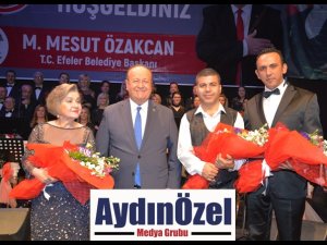 DR. HİDAYET SAYIN SALONU ALKIŞLARLA İNLEDİ